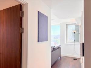 2BHK Panoramic Views, Sleep 6, 1 Min from Station, BP95