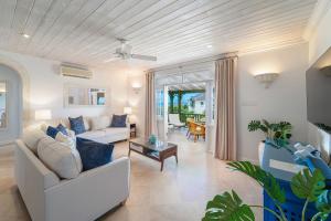 Penthouse Condo With Plunge Pool and Ocean View - Beacon Hill 305