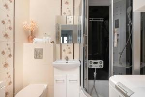 Unique 2 Bedroom Apartment in Gdansk by Noclegi Renters
