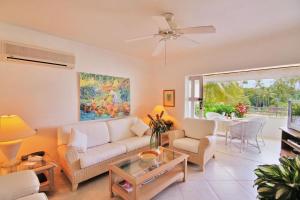 Poolside condo on beautiful beach - Glitter Bay 412