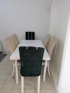 Spacious 2-Bed Apartment Megrine Chaker, Fast 5G Wi-Fi
