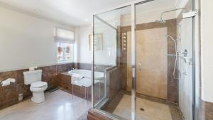 Smugglers Cove 6 4 bed: Beachfront condo