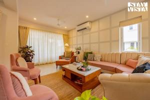 StayVista at Villa Luxo with Pool & BBQ