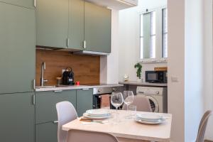Modern Apartment with Balcony in Milan for 4