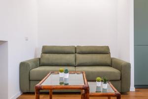 Modern Apartment with Balcony in Milan for 4
