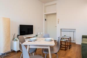 Modern Apartment with Balcony in Milan for 4
