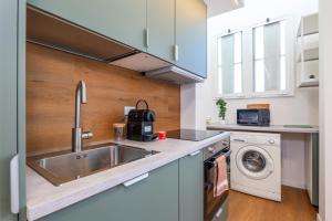 Modern Apartment with Balcony in Milan for 4