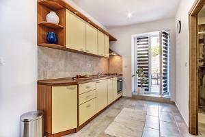 Cozy Apartment Silva near center with jacuzzi and parking