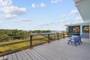 Eagle View Bayside Privacy with Floating Dock