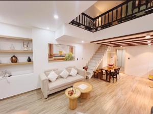 Hyns House