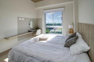 Cozy Apt with Balcony Parks Mall & Dining Nearby
