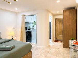 Brand New Stylish 1BR Walk to BTS Perfect 2