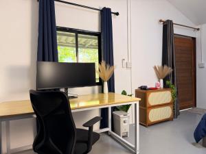 Jungle Hideaway with 4K Office and AC