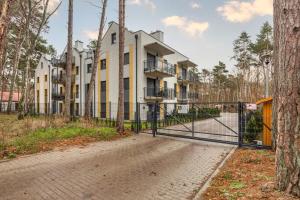 Stylowy Apartament z Balkonem Blisko Plaży by Noclegi Renters