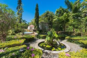 Stunning Retreat with Pool Near Beach - Porters Villa