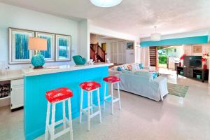 Charming Beachfront Villa - Church Point 4