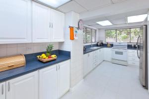 Charming Beachfront Villa - Church Point 4