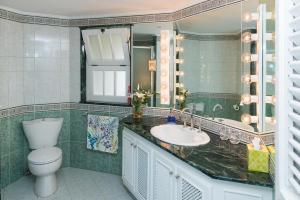 Beachfront Bliss with Spa Pool - Reeds House 9