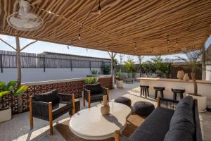 Sea-view rooftop & pool · 5min to ocean · 2 BR