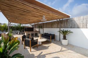 Sea-view rooftop & pool · 5min to ocean · 2 BR