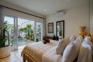 Sea-view rooftop & pool · 5min to ocean · 2 BR