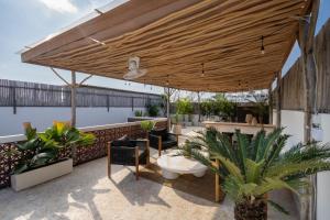 Sea-view rooftop & pool · 5min to ocean · 2 BR