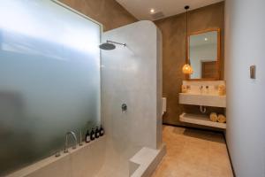 Sea-view rooftop & pool · 5min to ocean · 2 BR
