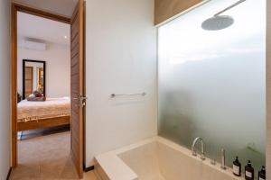 Sea-view rooftop & pool · 5min to ocean · 2 BR