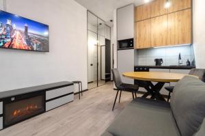 26-305a Manhattan, Beresteiskyi 11, Kyiv, Politekh metro nearby, stunning city view, 15 kW backup power, Petrovdom Apartment