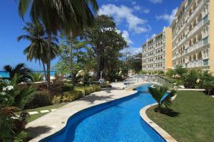 Modern Beachfront Condo with Pool - Sapphire 116