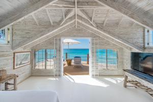 Charming Beachfront Villa - Sunset Reach 2 bed