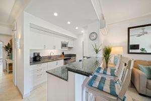 Beachfront with resort pool - Glitter Bay 314