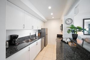 Beachfront with resort pool - Glitter Bay 214