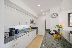 Beachfront with resort pool - Glitter Bay 112