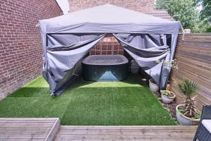Open Mind Property - Hot Tub Retreat Sleeps 9