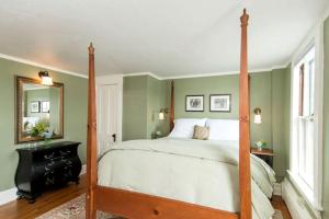 Picturesque Lake Vacation Rental near Laconia, New Hampshire