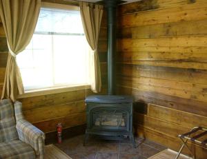 Charming One-Bedroom Cabin Rental Along the Talkeetna River, Alaska