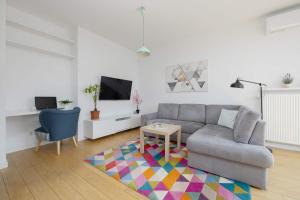 Air-Conditioned Apartment with Parking Warsaws Wola District by Noclegi Renters