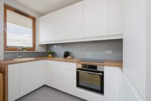 Air-Conditioned Apartment with Parking Warsaws Wola District by Noclegi Renters