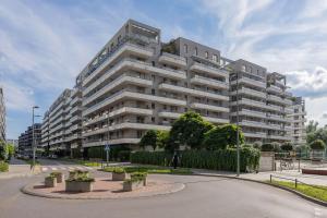 Air-Conditioned Apartment with Parking Warsaws Wola District by Noclegi Renters
