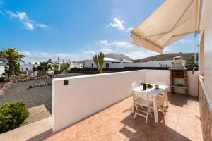Casa Carla Lanzarote - terraza, BBQ y jardín volcánico