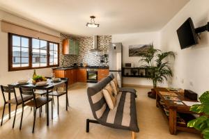 Casa Carla Lanzarote - terraza, BBQ y jardín volcánico