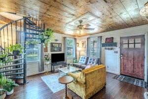 10 min Walk to Downtown • Vintage Bungalow • Patio