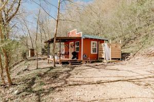 Cozy Riverfront Cabin with Outdoor Cedar Shower near Route 66 in St. Robert, Missouri