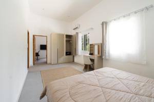 Calm house. 2BR. 10 min drive to the beach