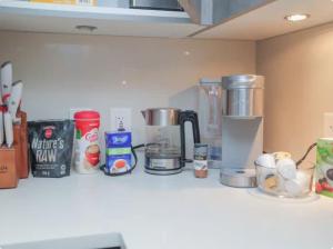 Modern 1BR Condo w Parking Near Downtown