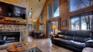 Pet-Friendly Luxury Cabin with a Hot Tub in Gatlinburg Tennessee