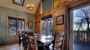 Pet-Friendly Luxury Cabin with a Hot Tub in Gatlinburg Tennessee