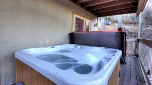 Pet-Friendly Luxury Cabin with a Hot Tub in Gatlinburg Tennessee