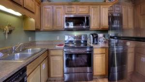 Pet-Friendly Luxury Cabin with a Hot Tub in Gatlinburg Tennessee